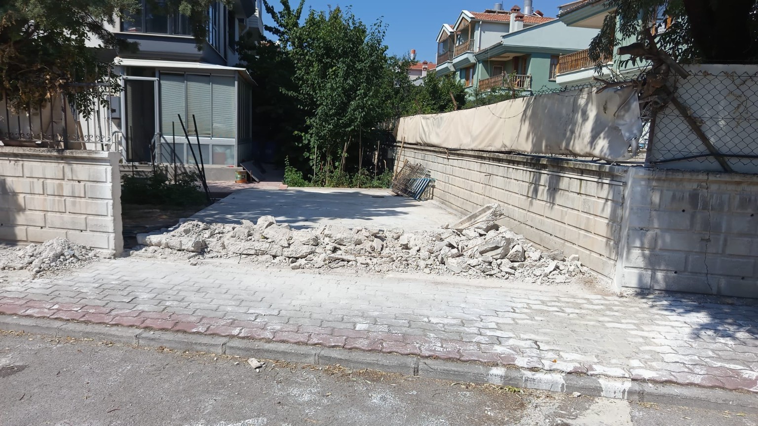 Beton kırma ve kontrollü söküm sonrası saha.
