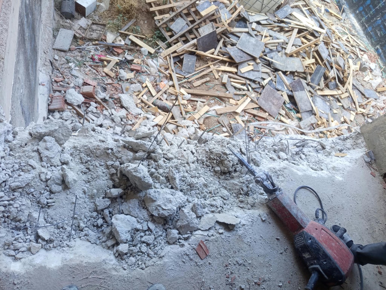 Beton kırma ekipmanı ve söküm alanı.