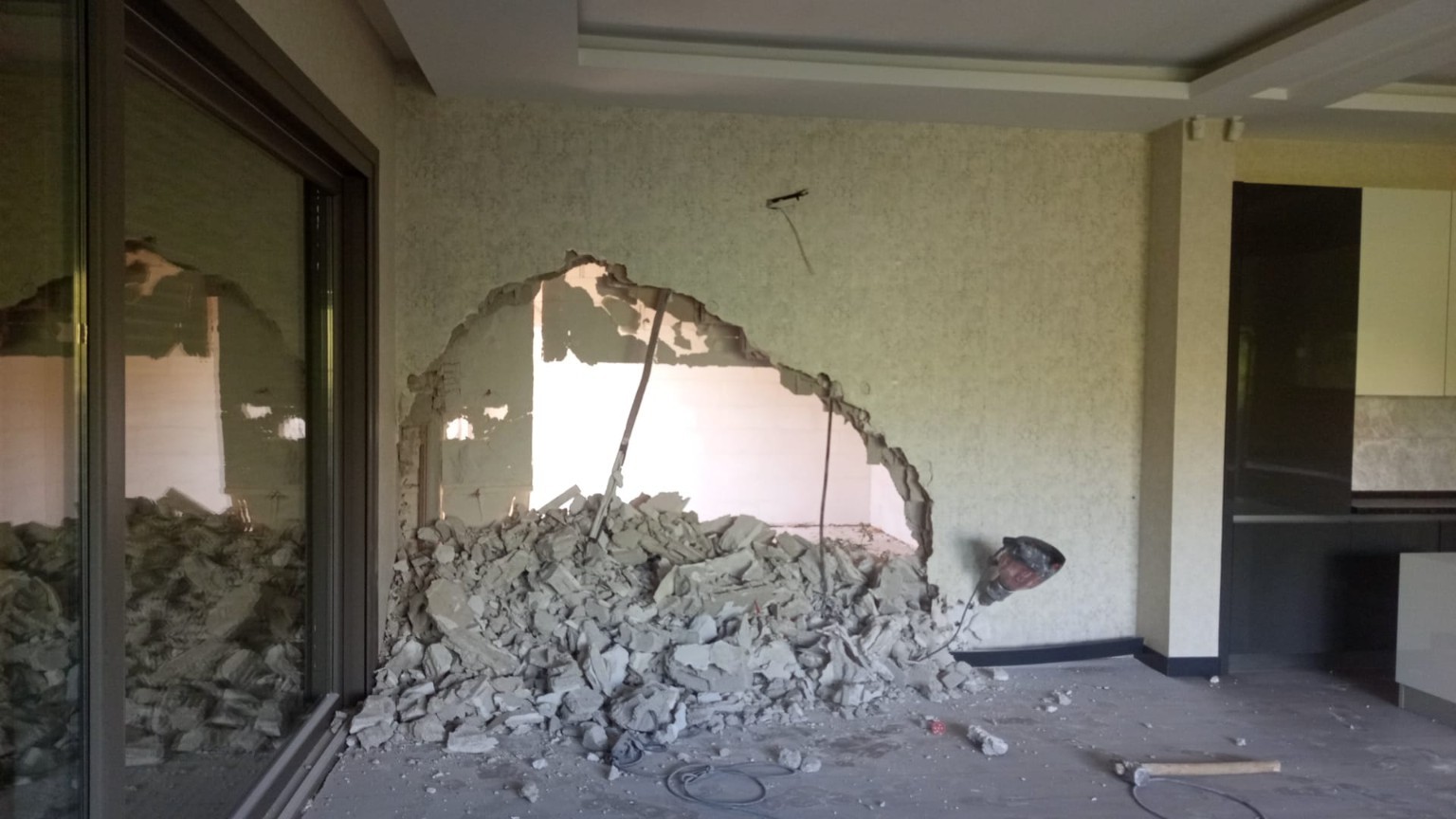İç mekânda kontrollü beton yıkım ve moloz alanı.
