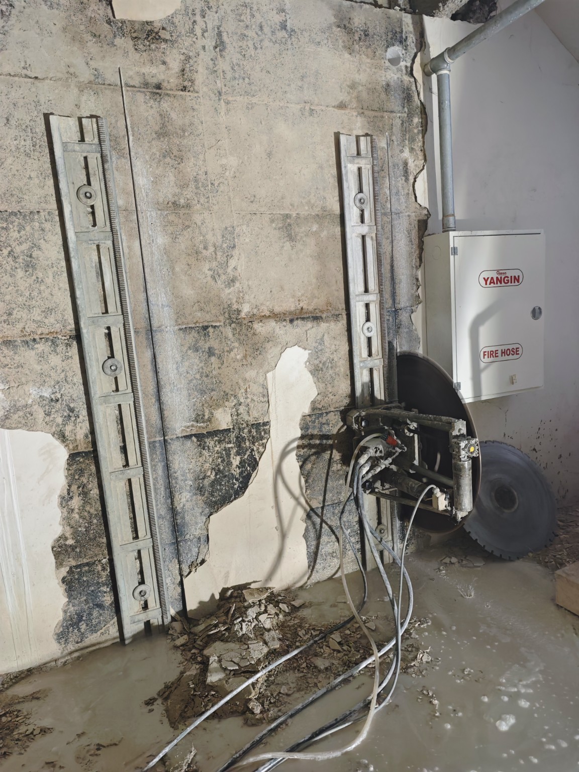 Dikey beton kesiminde ekipman kurulumu ve saha hazırlığı.